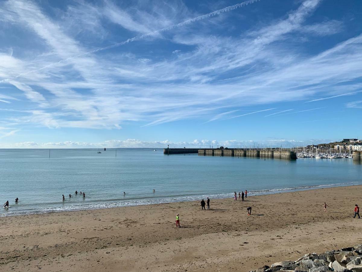 Les pieds dans l'eau accès direct à la plage ! Granville Exterior foto